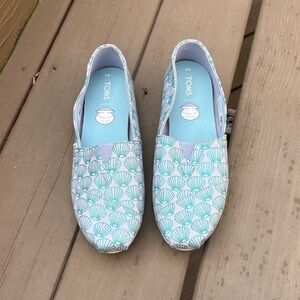 Tom's Women's Slip On Shoes Seashell Lavender Blue Mermazing Print Women’s 9